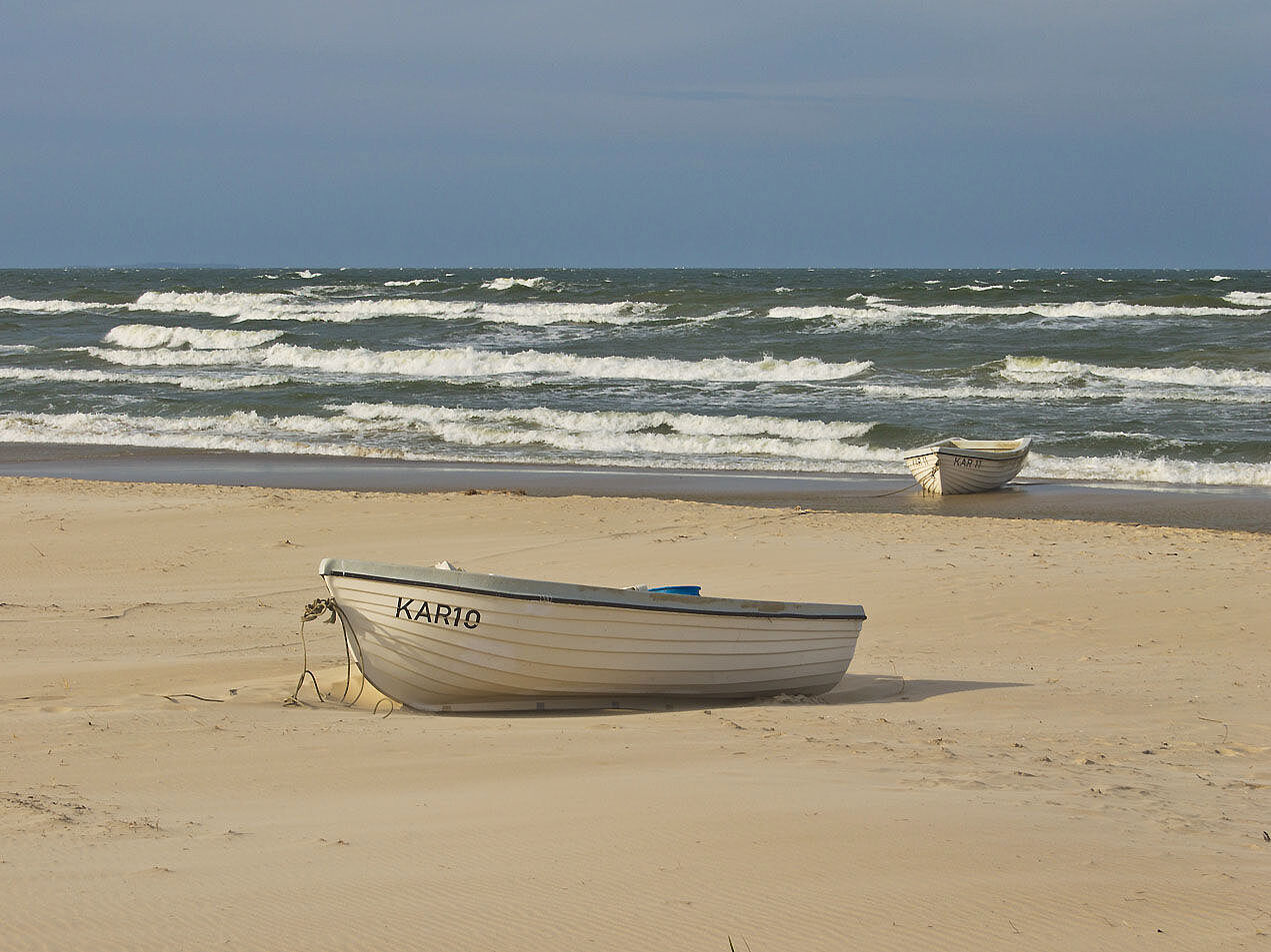 Naturpark Insel Usedom Naturpark Insel Usedom: Am Strand liegen zwei Boote vertäut. Im Hintergrund sind sehr hohe Wellen zu sehen.
