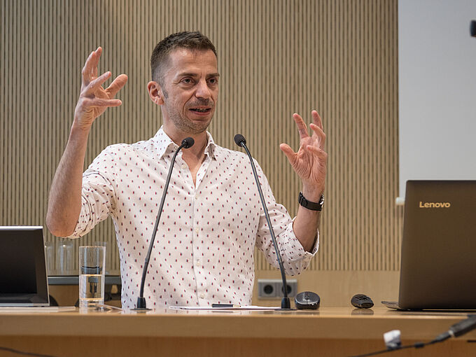 Pragma and Peripety? The (Un-)Expected in Ludvig Holberg's Comedies
