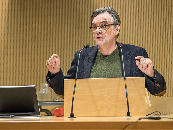 Populäre Lagerliteratur: Nackt unter Wölfen und Die Brücke am Kwai