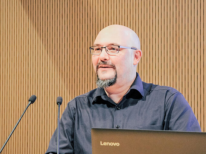 Handeln mit Emojis – eine linguistische Perspektive auf den Beitrag kleiner Bildzeichen zur digitalen Alltagskommunikation