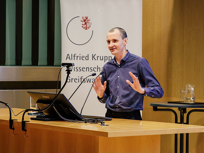 Intra-annual growth dynamics of trees under a changing climate: Can the extension of the growing season compensate for summer drought stress in Central European forests?